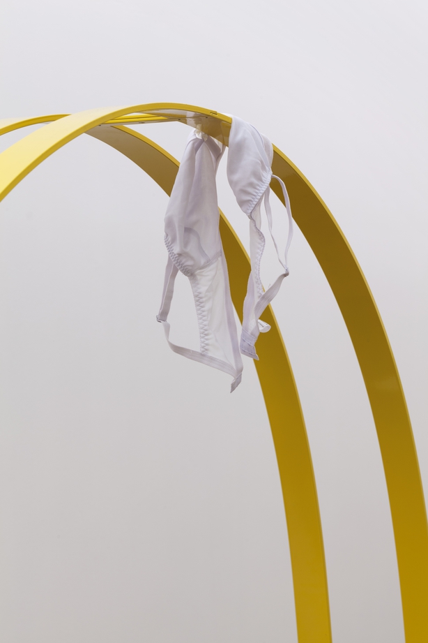 Rolf Nowotny_Arched back bended knees_detalje